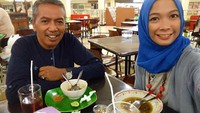 Ngedate bareng sang ayah, Putri Manjo memilih makan bareng. Kedekatan Putri Manjo dan ayahnya bikin banyak warganet melemparkan pujian. Foto: instagram @putrimanjo