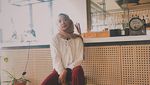 Gaya Seru Bu Tri Tilik Saat Bersantai dan Makan Enak