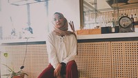 Putri Manjo kerap mengunggah foto modisnya di instagram pribadi @_putrimanjo. Seperti aksi santainya saat duduk di restoran ini. Foto: instagram @putrimanjo