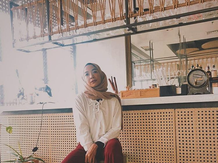 Gaya Seru Bu Tri Tilik Saat Bersantai dan Makan Enak