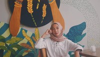 Pemilik nama lengkap Angeline Rizky Emawati ini akrab disapa Putri Manjo. Selain aktif dalam seni adu peran, Putri Manjo juga seorang model dan penyiar radio. Foto: instagram @putrimanjo