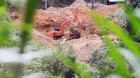 Alat berat dioperasikan untuk menambang emas ilegal di kawasan pedalaman Kecamatan Sungai Mas, Aceh Barat, Aceh, Sabtu (29/8/2020). 