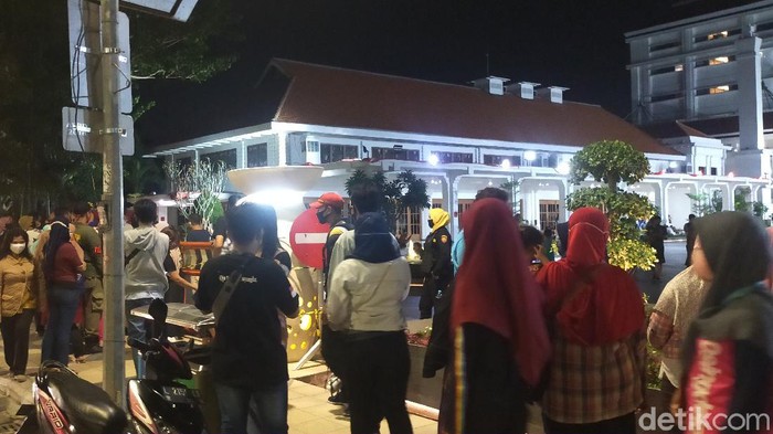 Surabaya zona merah COVID-19. Namun banyak warga yang malam mingguan (malmingan) di Alun-alun Suroboyo.