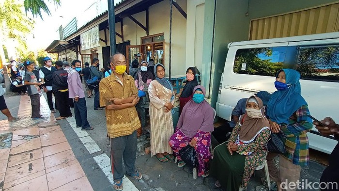 Antrean nasi jangkrik di Kompleks Makam Sunan Kudus, Sabtu (29/8) pagi