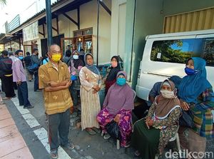 Nasi Jangkrik Favorit Sunan Kudus Tak Dibagikan, Warga Tetap Mengantre