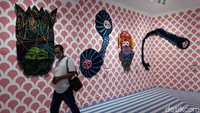 Satu ruangan karya seni ini dipenuhi oleh garis-garis simetris dan lambang yang menjadi ciri khas Eko Nugroho.  Foto: Pradito Rida Pertana/detikcom
