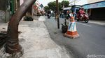 Bahaya! Ada Tiang Utilitas Bengkok Menjulur ke Jalan di Cipayung