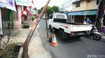Bahaya! Ada Tiang Utilitas Bengkok Menjulur ke Jalan di Cipayung