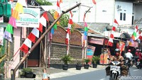 Tak hanya bengkok, tiang ini bahkan nyaris roboh.