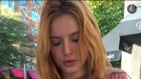Bella sering mengabadikan momen makan-makannya di media sosial. Seperti pose tak sabarnya ini saat akan melahap sandwich dengan topping yang melimpah. Foto: Instagram @bellathorne