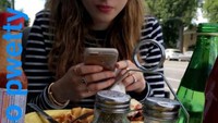 Pasta hingga buah jadi pilihan Bella saat makan siang bersama beberapa teman-temannya. Bella sendiri memang doyan makan dan tidak membatasi asupan makanannya. Foto: Instagram @bellathorne