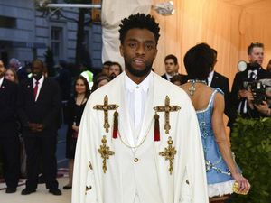 Chadwick Boseman Black Panther Meninggal, Lihat Gayanya yang Dobrak Gender