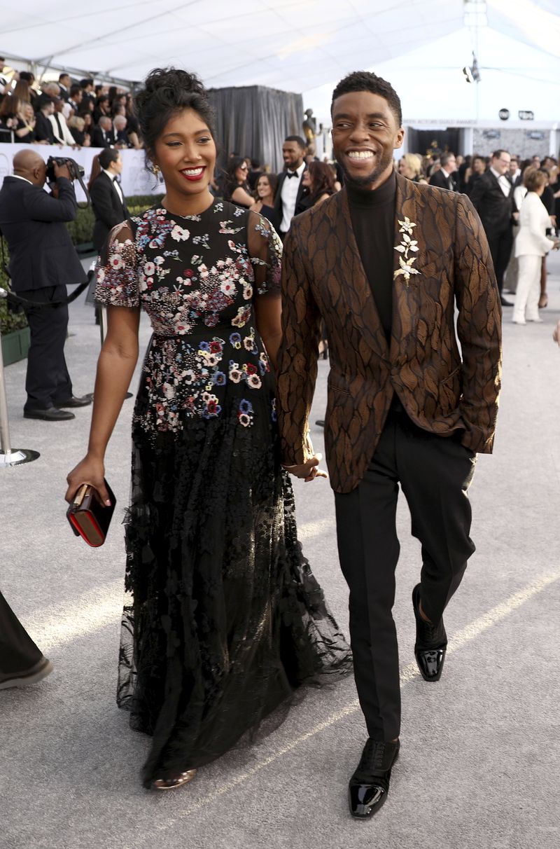 Chadwick Boseman menggandeng istrinya Taylor Simone Ledward saat menghadiri Screen Actors Guild Awards di Shrine Auditorium & Expo Hall, Los Angeles.