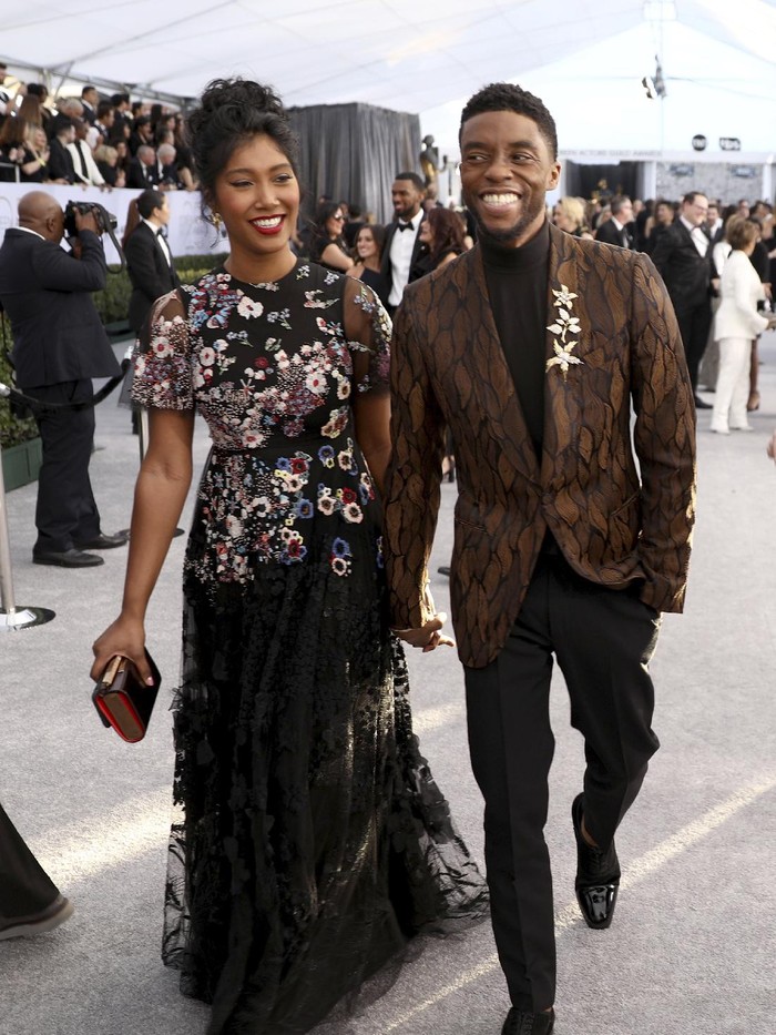 Chadwick Boseman menggandeng istrinya Taylor Simone Ledward saat menghadiri Screen Actors Guild Awards di Shrine Auditorium & Expo Hall, Los Angeles.