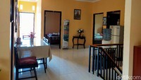 Sebelumnya, homestay milik Narjo ini hanya memiliki tiga kamar. Namun akhirnya rumah ini memiliki penambahan lima kamar di lantai atas. (Tasya/detikcom)