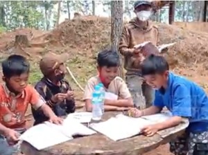 Fasilitas Terbatas, Murid SD di Mamasa Belajar di Alam Terbuka
