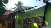 Tampak dinding rumah bagian depan masih utuh. Namun, bagian dalam rumah itu penuh jelaga dan reruntuhan kayu-kayu atap rumah yang menghitam akibat terbakar.