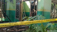 Di sekitar lokasi rumah pun masih tercium ada bau bahan bakar minyak.