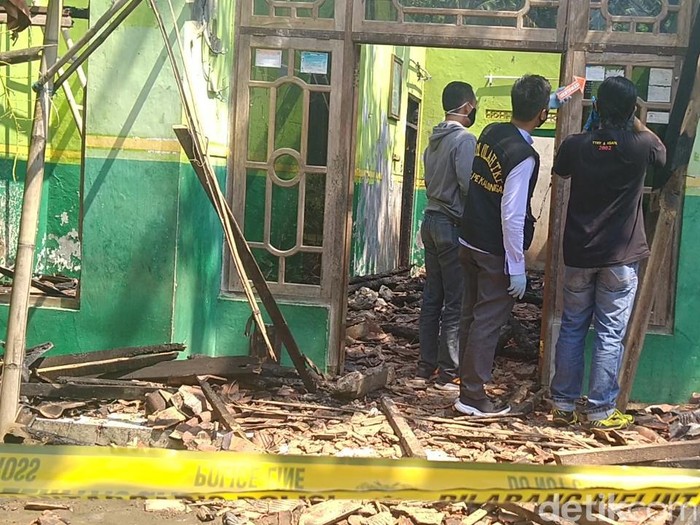 Amir (35) nekat membakar diri, istri dan anaknya balita di Desa Karangsari, Kecamatan Bojong, Kabupaten Pekalongan. Begini foto-foto TKP yang digaris polisi.