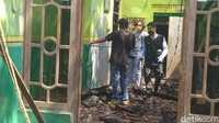 Sebelumnya diberitakan, suami di Pekalongan nekat bakar diri dan keluarganya dini hari tadi. Salah seorang saksi sempat mendengar ribut-ribut.