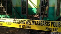 Pantauan di lokasi, Sabtu (29/8), rumah bercat hijau itu tampak penuh jelaga, dan atapnya juga ambruk. Area di sekitar lokasi pun sudah dikelilingi garis polisi.