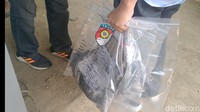 Terlihat ada beberapa barang yang diambil dari ruangan itu. Di antaranya jiriken yang diduga digunakan pelaku untuk membawa bahan bakar.