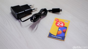 Dalam paket penjualannya diberikan charger dan kartu perdana IM3 Ooredoo.  Foto: Adi Fida Rahman/detikINET