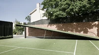 Yang satu bisa dibilang jadi parkiran paling unik. Garasi ini malah dianggap menyatukan hobi pemiliknya antara bermain tenis dan mengendarai mobil. Garasi ini berada di Melbourne, Australia. Tinggal pencet tombol, lapangan tenis ini akan mengangkat di salah satu sisinya, sehingga bisa dimasuki mobil untuk parkir di dalamnya. Memiliki luas 6.000 meter peregi, garasi bawah tanah layaknya film-film Hollywood ini bisa menampung 5 buah mobil. Foto: BMW.com