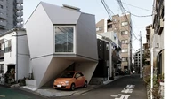 Berada di Jepang di tengah pemukiman padat, garasi ini menjadi satu bagian untuk dengan rumah yang punya kesan minimalis kuat. Foto: BMW.com