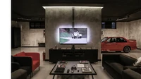 Yang pertama adalah garasi dengan konsep ruang tinggal, malah bisa dibilang seperti ruang keluarga. Dinamai Driven34. Tempat ini merupakan penggabungan antara garasi, showroom, dan ruang keluarga. Garasi ini milik seorang pebisnis asal Istanbul, Turki, bernama Can Eyilik. Foto: BMW.com