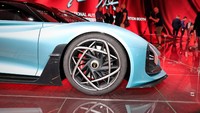 Hongqi S9 dengan pintu bergaya gullwing adalah hypercar hybrid yang ditenagai mesin V8 turbo bersama penggerak listrik. Kemampuan mobil ini dikabarkan bisa mencapai kecepatan 100 kpj dalam waktu 1,9 detik saja. Sementara itu jika pedal mobil ini dibenamkan terus dapat mencapai kecepatan puncak di angka 400 kpj. Di atas kertas, mobil ini masuk dalam jajaran mobil jalanan tercepat di dunia seperti Bugatti. Foto: Hongqi