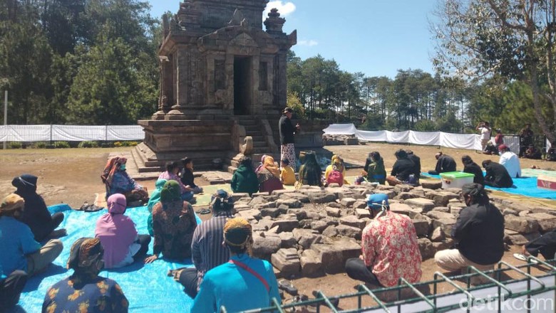 Jamasan di Candi Gedongsongo Jamasan di Candi Gedongsongo