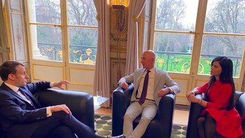 Saat urusan bisnis, dia bertemu para orang paling berkuasa di dunia termasuk Perdana Menteri Perancis Emanuel Macron ini. Foto: Instagram