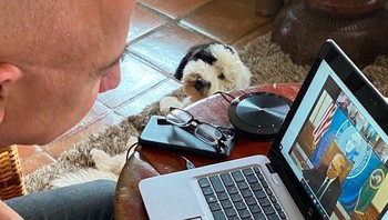 Salah satu kegiatannya selama work from home, yaitu melakukan meeting secara virtual di rumahnya. Lagi-lagi di sini, tampak dia tidak pamer apa-apa selain kepala pelontosnya. Foto: Instagram