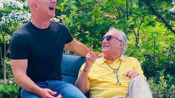 Bersama Miguel Bezos, ayah tirinya. Terlihat Bezos tertawa lebar, mungkin mendengar candaan ayahnya. Bezos ditinggal ayah kandungnya sejak kecil dan Miguel ia anggap sebagai ayah sendiri yang amat ia sayangi. Foto: Instagram