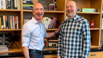 Bersama asisten pribadinya. Walau kelihatan sederhana dan bersahabat, Bezos masih kerap dikritik karena dinilai jarang beramal, tidak seperti Bill Gates. Foto: Instagram