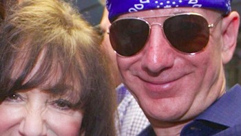 Kadangkala Bezos juga bergaya nyleneneh seperti ini. Siapa sangka ia begitu kayanya? Foto: Instagram