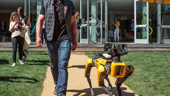 Memperlihatkan hewan peliharaan yang tidak biasa yaitu robot berbentuk anjing buatan Boston Dynamics. Foto: Instagram