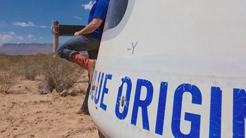 Namun tentu tak semua fotonya di Instagram sederhana. Ini dia berada di belakang roket Blue Origin, perusahaan wisata antariksa kepunyaannya. Foto: Instagram