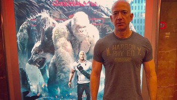 Saat menonton film di bioskop dengan pakaian biasa saja dan mencoba bergaya ala The Rock. Pria berkepala pelontos ini belum lama mencatatkan rekor sebagai orang pertama di dunia yang tercatat memiliki harta tembus USD 200 miliar atau nyaris Rp 3.000 triliun. Sebagian besar dipicu harga saham Amazon yang terus melonjak. Foto: Instagram