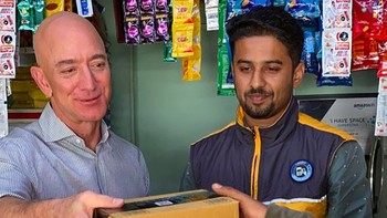 Bezos memajang pula salah satu fotonya saat  berada di India dan berada di sebuah warung kecil bersama pelanggan Amazon. Foto: Instagram
