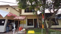 Tampak sejumlah kaca di bangunan Polsek Ciracas pecah. Pada pagi ini, sudah dilakukan penanganan untuk pembersihan (Jehan/detikcom)