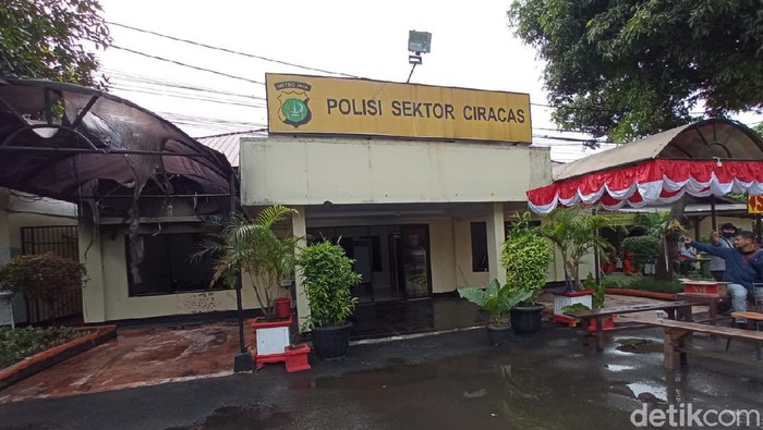 Kerusakan di Polsek Ciracas usai penyerangan yang dilakukan 100 orang tak dikenal (Jehan/detikcom) Kerusakan di Polsek Ciracas usai penyerangan yang dilakukan 100 orang tak dikenal (Jehan/detikcom)