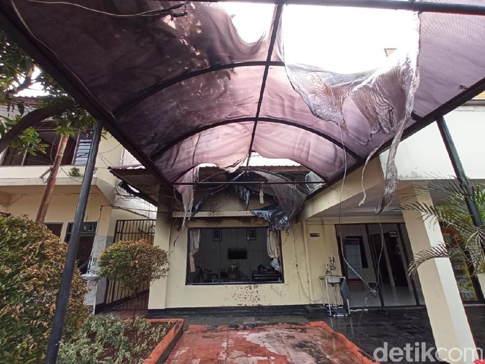 Kerusakan di Polsek Ciracas usai penyerangan yang dilakukan 100 orang tak dikenal (Jehan/detikcom)