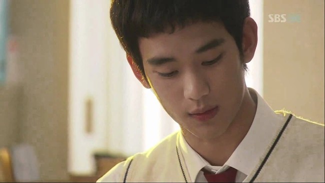 Di 2009, pria 32 tahun tersebut tampil dalam drama Will It Snow For Christmas. Meski sudah berusia 20an, Kim Soo Hyun yang punya wajah imut masih cocok berperan sebagai anak SMA. Foto: istimewa