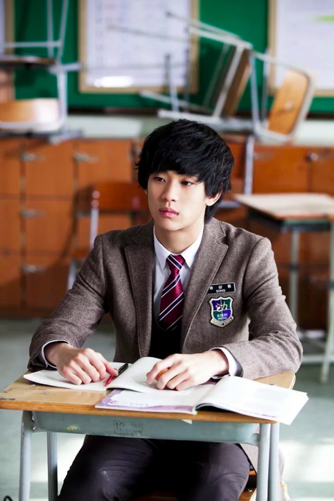 Kim Soo Hyun mulai menarik perhatian penonton saat berperan sebagai Song Sam Dong di drama Dream High pada 2011. Selain akting yang menunjang, penonton pun bisa menikmati suara Kim Soo Hyun karena ia berperan sebagai siswa sekolah musik. Foto: istimewa