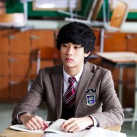Kim Soo Hyun mulai menarik perhatian penonton saat berperan sebagai Song Sam Dong di drama Dream High pada 2011. Selain akting yang menunjang, penonton pun bisa menikmati suara Kim Soo Hyun karena ia berperan sebagai siswa sekolah musik. Foto: istimewa