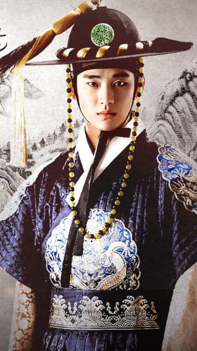 Akting Kim Soo Hyun juga mendapat pujian dalam drama kolosal Moon Embracing the Sun. Mengenakan baju tradisional, ketampanan semakin membuat para fans terkesima. Foto: istimewa