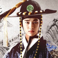 Akting Kim Soo Hyun juga mendapat pujian dalam drama kolosal Moon Embracing the Sun. Mengenakan baju tradisional, ketampanan semakin membuat para fans terkesima. Foto: istimewa