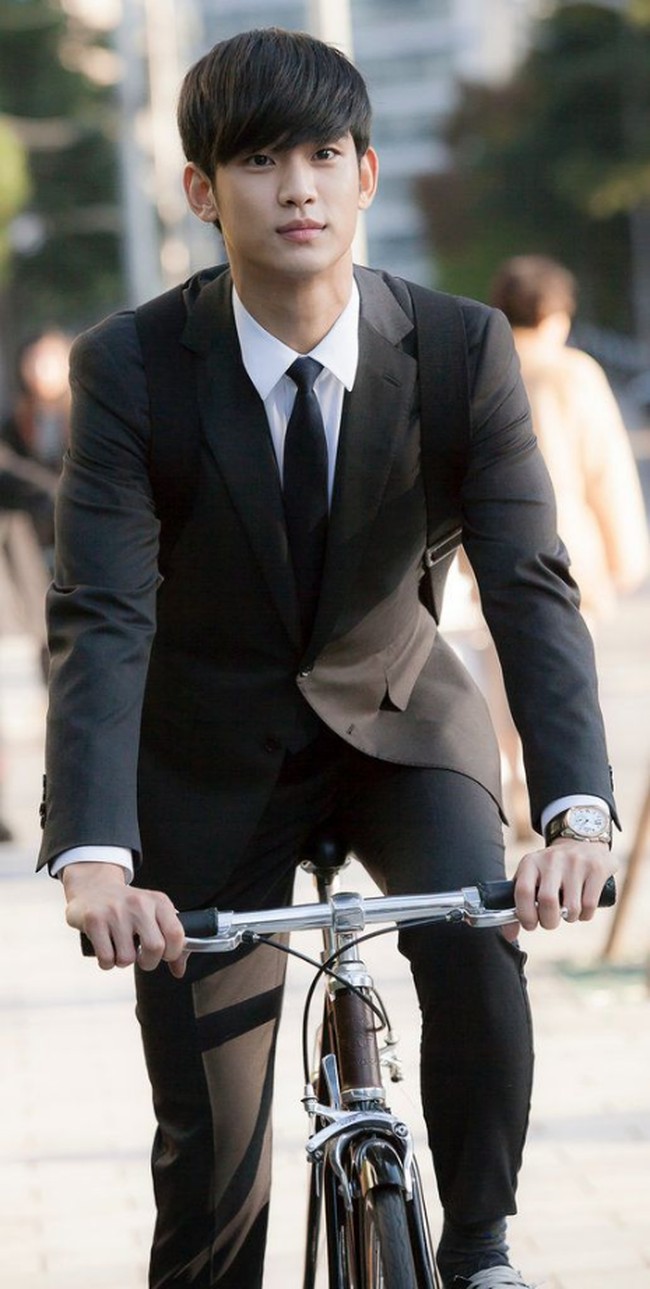 Salah satu drama populer Kim Soo Hyun yang jadi favorit penonton adalah My Love from the Star. Berperan sebagai Do Min Joon, lawan main Jun Ji Hyun itu terlihat semakin tampan sebagai dosen ganteng yang awalnya terkesan cuek. Foto: istimewa